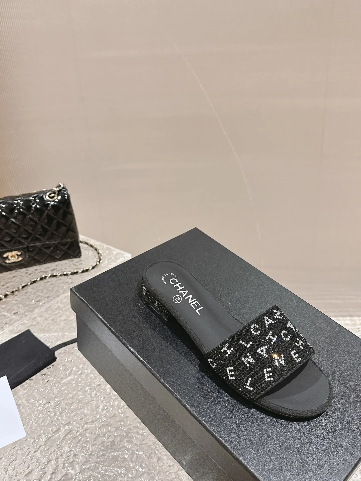 💕💕Factory direct selling price p440💕💕 Xiaoxiang Chanel rhinestone slippers with large black rhinestone letters, these really blingbling slippers are full of diamonds. They are both classic and artistic, and can be styled according to your daily style. The characteristic is that the hot diamonds are particularly shiny. They are made with heavy craftsmanship and are not easy to fall off. They have the sexy temperament of celebrities and are versatile. Color: black white 35-41